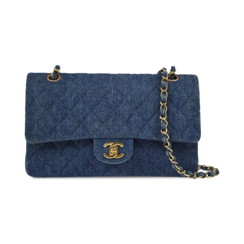 Bolsa de ombro matelassê em denim com corrente dourada